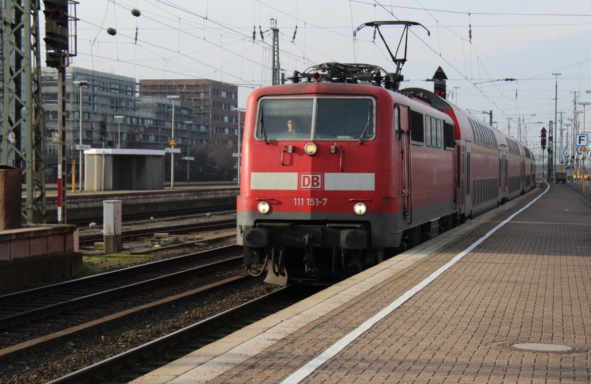 Bild 025:
Am 21.01.2015 war 111 151-7 mit einem DoSto-Wagenpark als RE1 zwischen Aachen und Hamm unterwegs! Hier zu sehen ist die Lok bei der Einfahrt in den Dortmunder Hauptbahnhof!