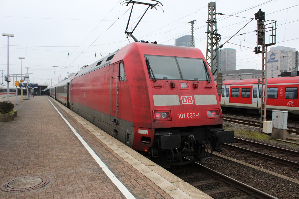 Bild 030:
Am 18.02.2015 wurde der IC 2216 Stuttgart-Strahlsund von 101 032-1 geschoben! Hier zu sehen ist die Lok beim Halt in Dortmund Hbf
