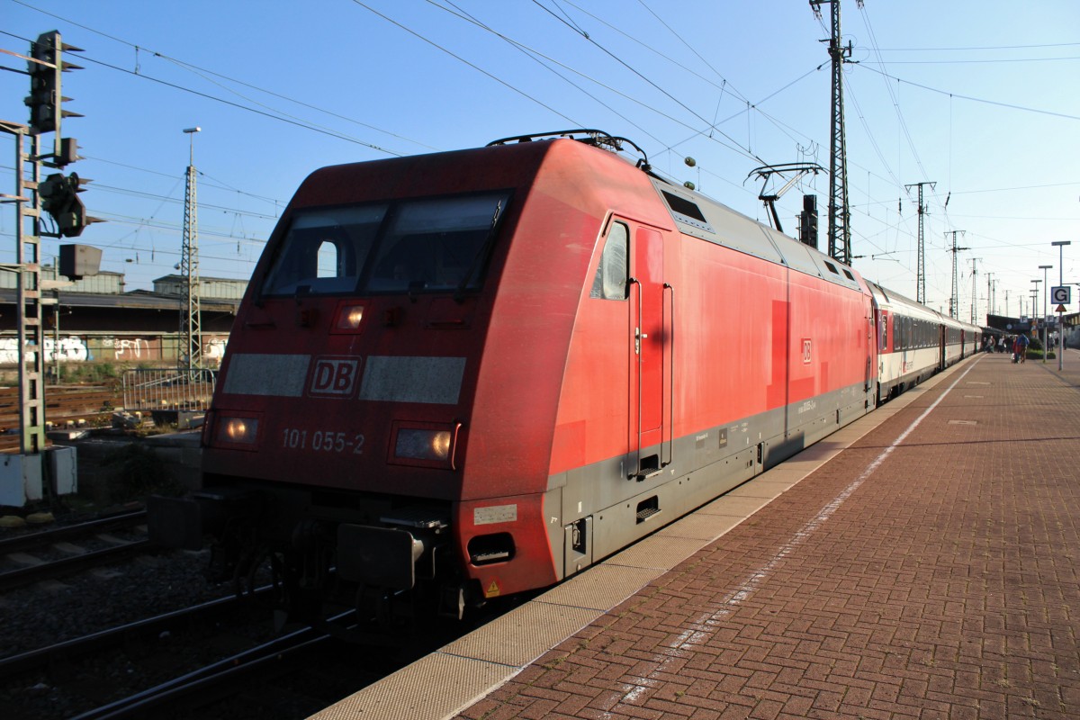 Bild 031:
Am 04.10.2014 bespannte 101 055-2 den EC 9 Hamburg-Zürich. Hier zu sehen ist die Lok beim Halt in Dortmund Hbf!