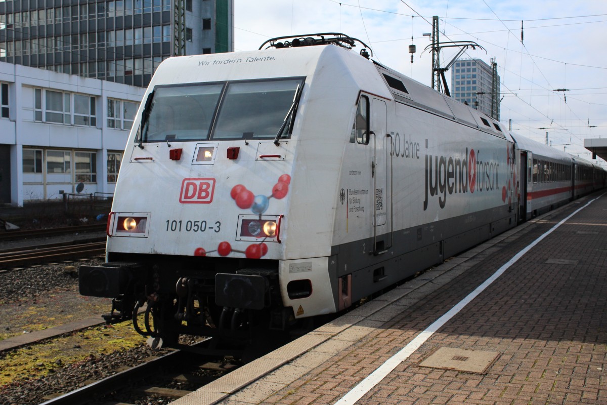 Bild 034:
Am 26.02.2015 bespannte 101 050-3  50 Jahre Jugend forscht  den IC 2216 Stuttgart-Greifswald! Hier zu sehen ist die Lok beim Halt in Dortmund Hbf.
