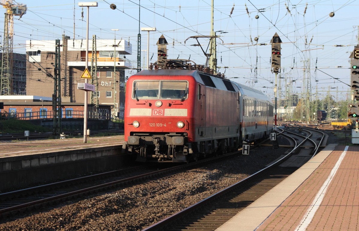 Bild 036:
Am 04.10.2014 bespannte 120 109-4 einen unbekannten IC nach Berlin-Südkreuz. Hier zu sehen ist die Lok bei der Einfahrt in den Dortmunder Hbf.