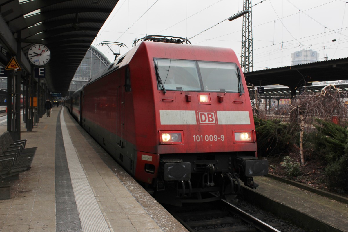 Bild 038:
Am 24.01.015 bespannte 101 009-9 den IC 2374 Karlsruhe-Westerland. Hier zu sehen ist die Lok beim Halt in Frankfurt Hbf
