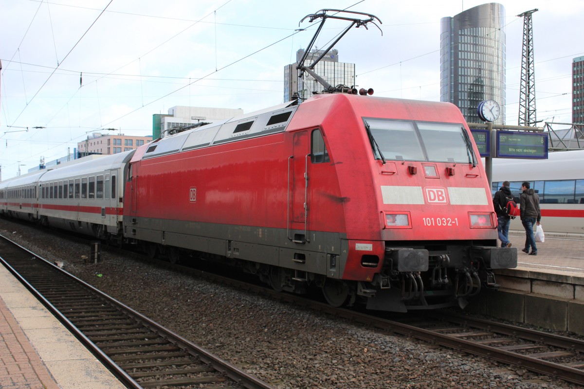 Bild 039:
Am 08.02.2015 schob 101 032-1 den IC 2226 Frankfurt-Kiel. Hier zu sehen ist die Lok beim Halt in Dortmund Hbf