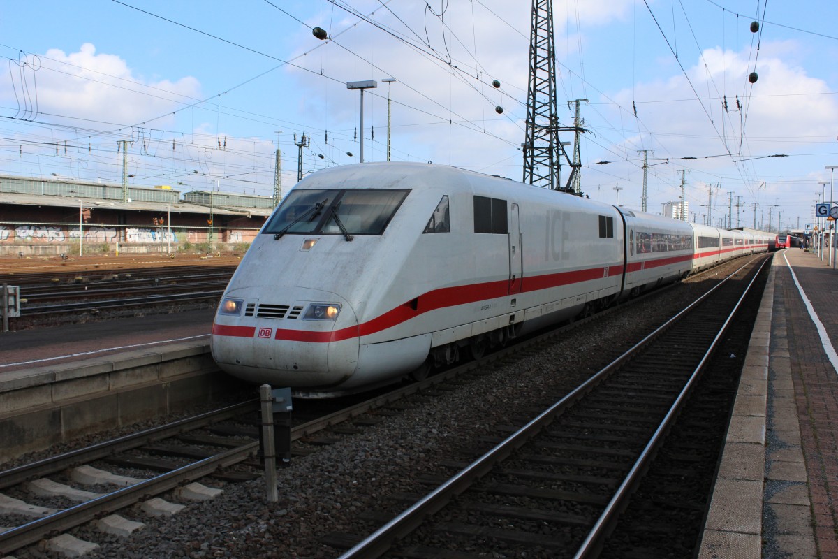 Bild 043:
Am 22.02.2015 war ICE-Tz 0164 als ICE 1025 von Hamburg nach Frankfurt unterwegs: Hier zu sehen ist der Zug mit dem  nicht zählenden Kopf  401 564-0 an der Spitze beim Halt in Dortmund Hbf