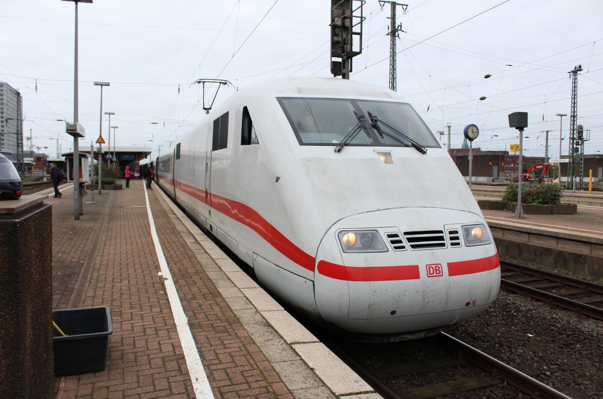 Bild 046:
Am 26.10.2014 war ICE-Tz 0104  Mühldorf am Inn  als ICE 1028 von Nürnberg nach Hamburg unterwegs: Hier zu sehen ist der  zählende Kopf  401 004-7 beim Halt in Dortmund Hbf