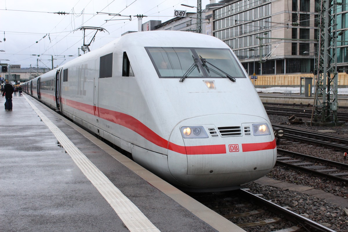 Bild 047:
Am 02.04.2015 war ICE-Tz 0104, der jetzt auf  Fulda  umgetauft wurde, als ICE 974 von Stuttgart nach Kiel unterwegs. Hier zu sehen ist der  zählende Kopf  401 004-7 kurz vor der Abfahrt in Stuttgart Hbf.