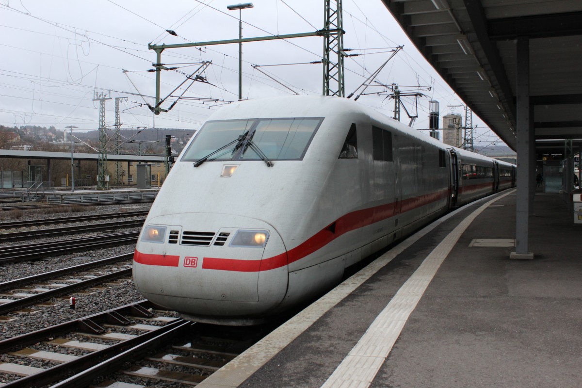 Bild 048:
Am 02.04.2015 war ICE-Tz 0101  Gießen  als ICE 598 von München nach Berlin unterwegs. Hier zu sehen ist der  nicht zählende Kopf  401 501-2 beim Halt in Stuttgart Hbf