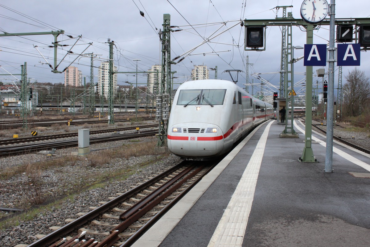 Bild 051:
Am 02.04.2015 war ICE-Tz 0120  Lüneburg  als ICE 1091 Berlin-München/ICE-Sprinter 1091 Berlin-Frankfurt unterwegs. Hier zu sehen ist der  Nicht zählende Kopf  401 520-2 bei der Einfahrt in Stuttgart Hbf.