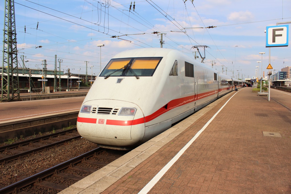 Bild 053:
Am 02.05.2015 war ICE-Tz 0156  Heppenheim/Bergstraße  als ICE 1026 von Frankfurt nach Hamburg unterwegs. Hier zu sehen ist der  nicht zählende Kopf  401 556-6 beim Halt in Dortmund Hbf