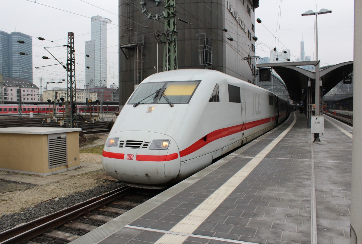 Bild 055:
Am 24.01.2015 war ICE-Tz 0110  Gelsenkirchen  als ICE 692 von München nach Berlin unterwegs. Hier zu sehen ist der  zählende Kopf  401 010-4 beim Halt in Frankfurt Hbf.