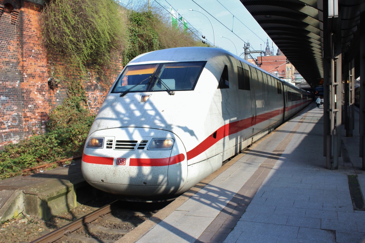 Bild 056:
Am 09.04.2015 war ICE-Tz 0167  Garmisch-Partenkirchen  als ICE 787 von Hamburg nach München unterwegs. Hier zu sehen ist der  nicht zählende Kopf  401 567-3 beim Halt in Hamburg Hbf