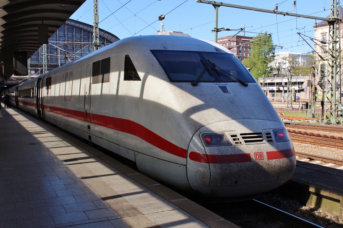 Bild 057:
Am 10.05.2015 war ICE-Tz 0161  Bebra  als ICE 880 von München nach Hamburg unterwegs. Hier zu sehen ist der  nicht zählende Kopf  401 561-6 am Bahnsteig in Hamburg Hbf