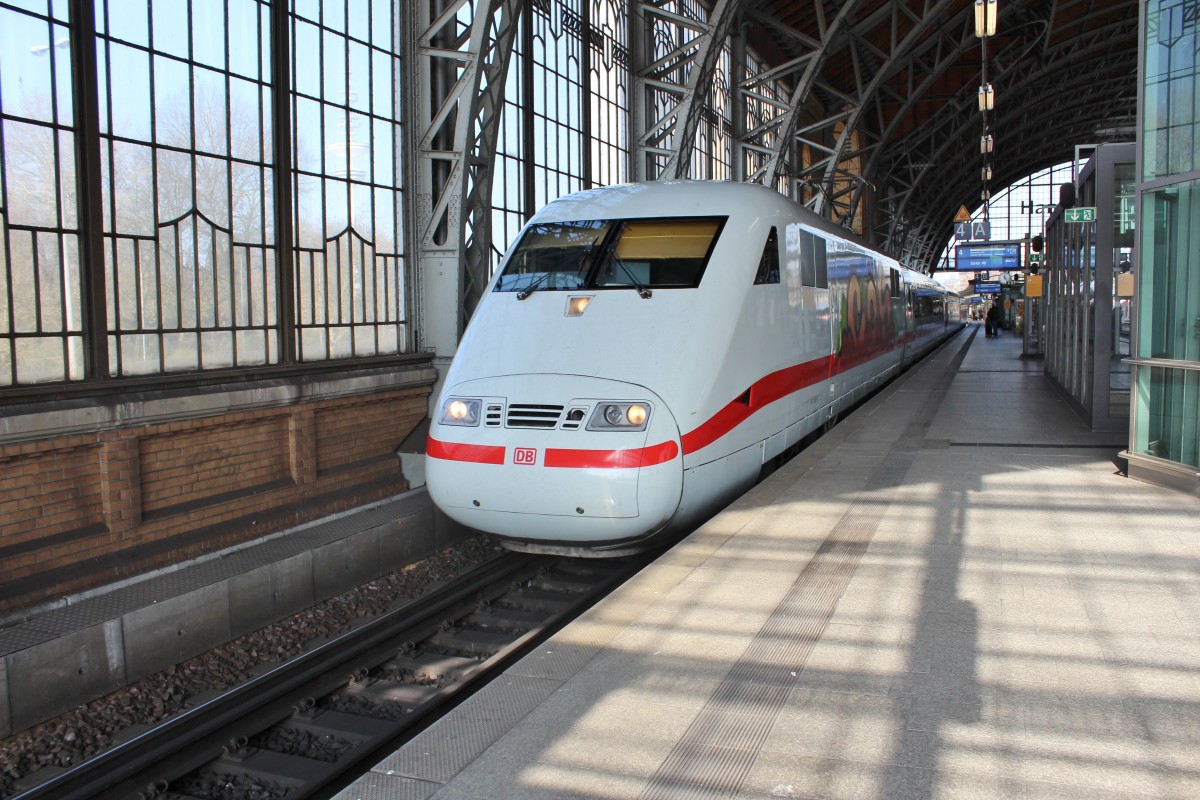 Bild 058:
Am 09.04.2015 war ICE-Tz 0180 als ICE 77 von Hamburg nach Zürich unterwegs. Hier zu sehen ist der bemalte  nicht zählende Kopf  401 580-6 bei der einfahrt in Hamburg-Dammtor