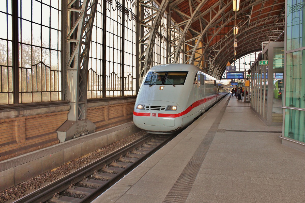 Bild 061:
Am 09.04.2015 War ICE-Tz 0102 als ICE 789 von Hamburg nach München unterwegs. Hier zu sehen ist der  nicht zählende Kopf  401 502-0 bei der einfahrt in Hamburg-Dammtor