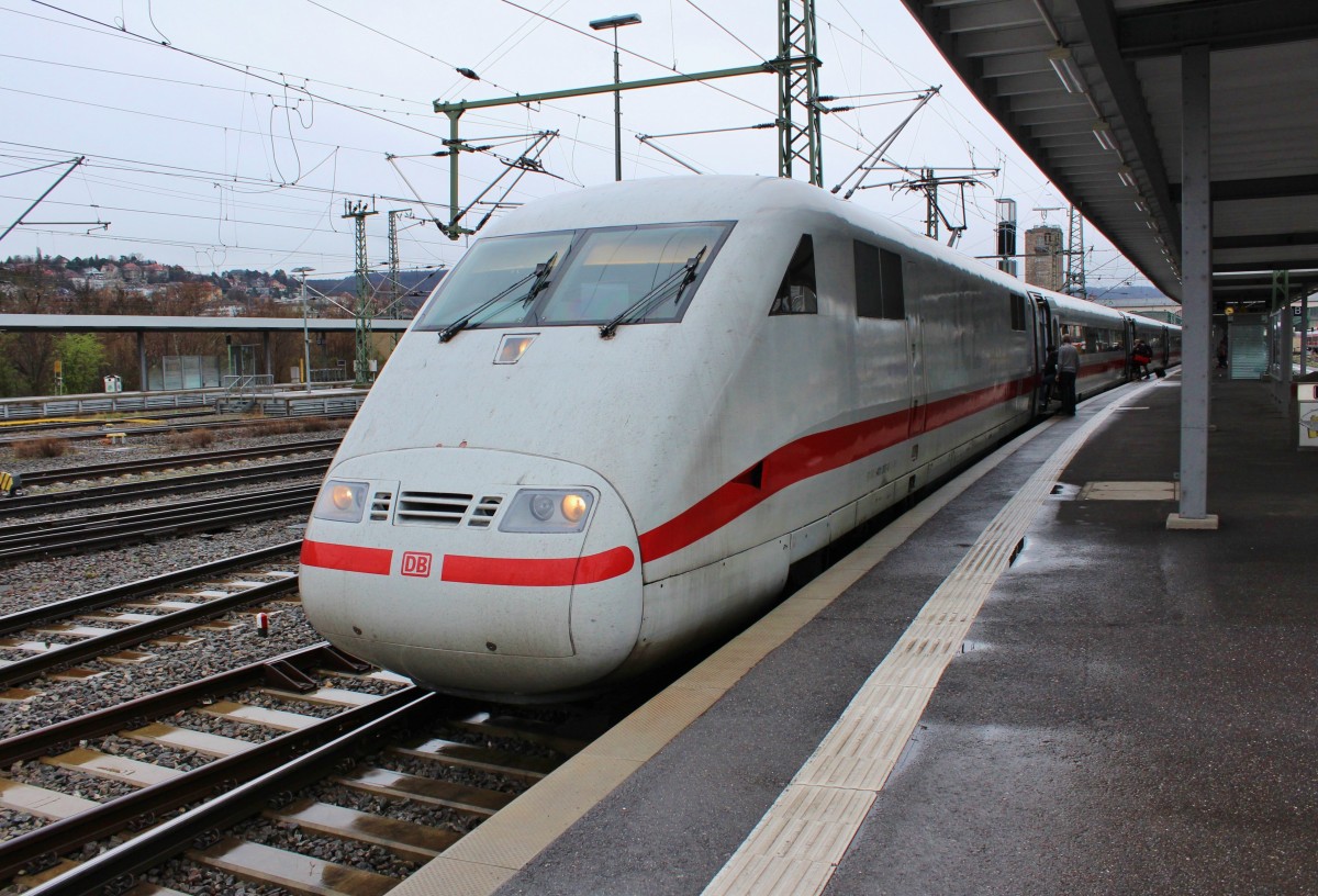 Bild 062:
Am 02.04.2015 war ICE-Tz 0107  Plattling  als ICE 596 von München nach Berlin unterwegs. Hier zu sehen ist der  zählende Kopf 401 007-0 beim Halt in Stuttgart Hbf.