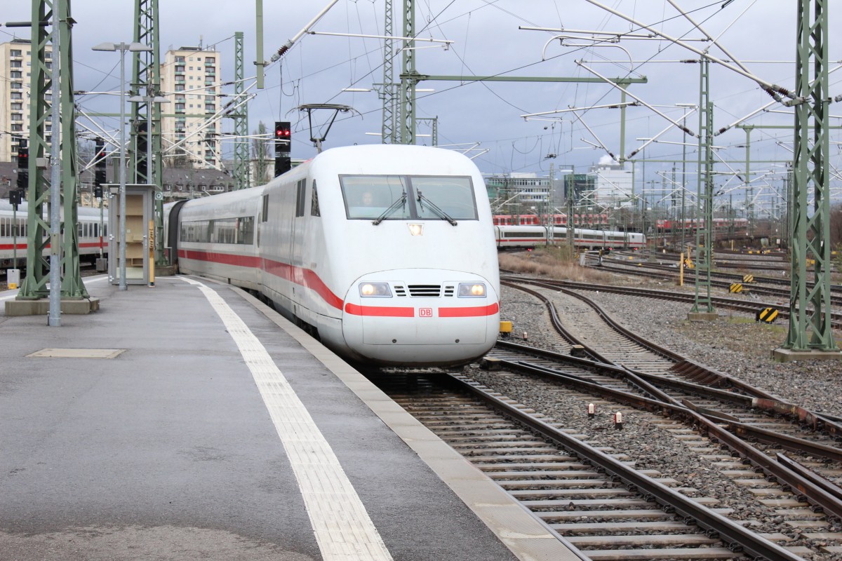 Bild 063:
Am 02.04.2015 war ICE-Tz 0119  Osnabrück  als ICE 690 von München nach Berlin unterwegs. Hier zusehen ist der Zug mit 401 051-8, dem  Eschede-Kopf  an der Spitze bei der einfahrt in Stuttgart Hbf