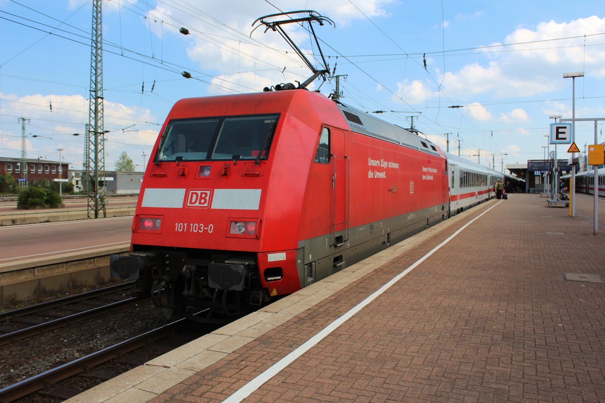 Bild 070:
Am 02.05.2015 bespannte 101 103-0 den IC 2216 von Stuttgart nach Greifswald. Hier zu sehen ist die Lok beim Halt in Dortmund Hbf