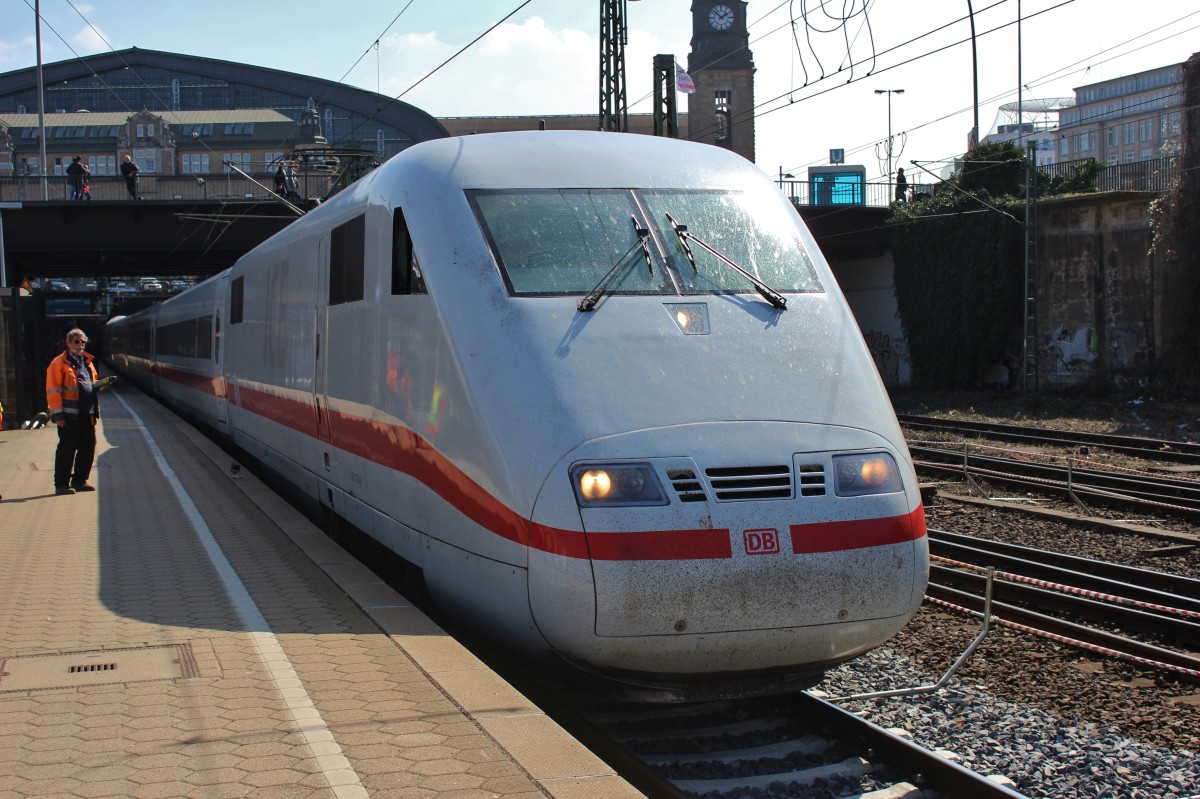 Bild 075:
Am 09.04.2015 war ICE-Tz 0174  Zürich  als ICE 78 von Zürich nach Kiel unterwegs. Hier zu sehen ist der  nicht zählende Kopf  401 574-9 beim Halt in Hamburg Hbf