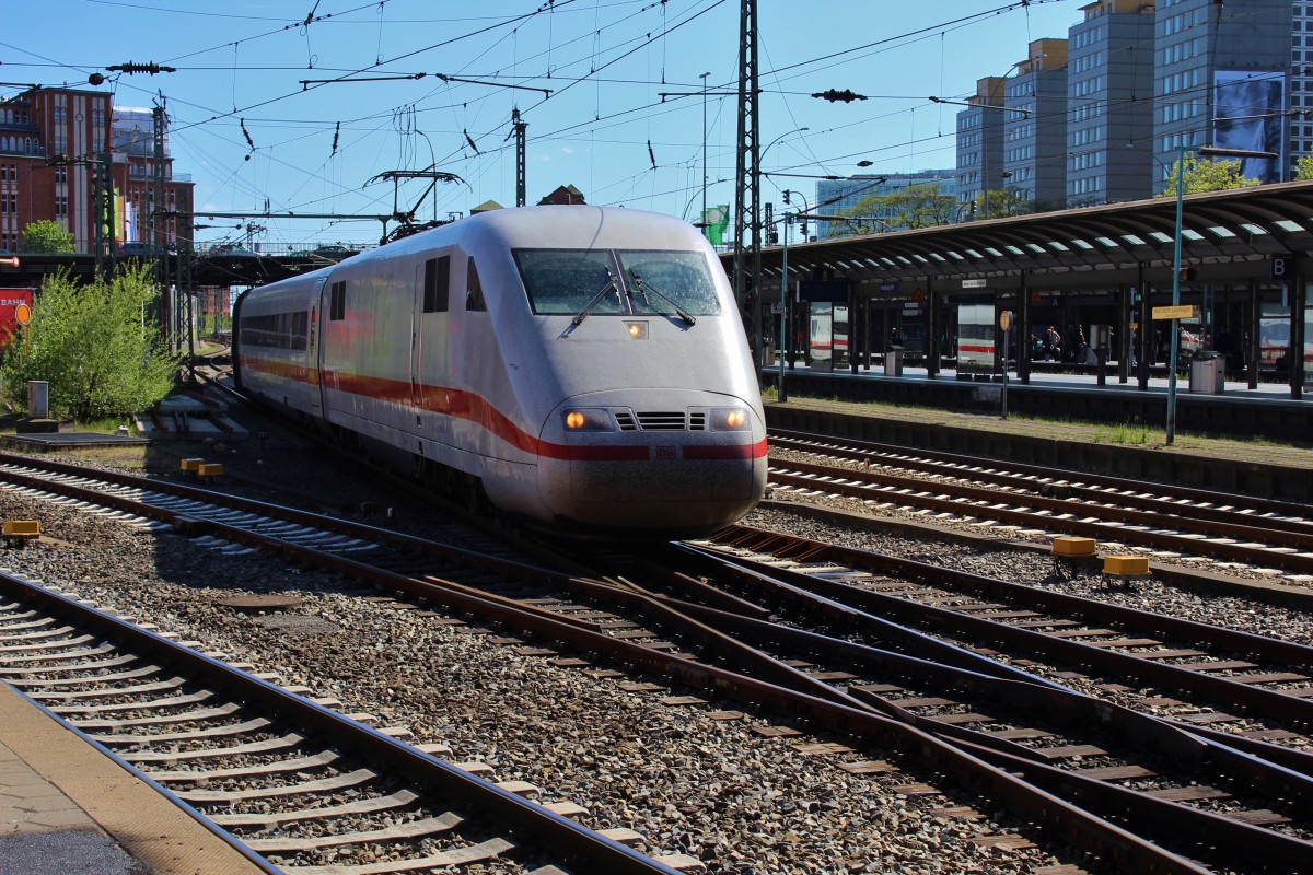 Bild 076:
Am 10.05.2015 war ICE-Tz 0173 als ICE 76 von Zürich nach Hamburg unterwegs. Hier zu sehen ist der  zählende Kopf  401 073-2 bei der Einfahrt in Hamburg Hbf.