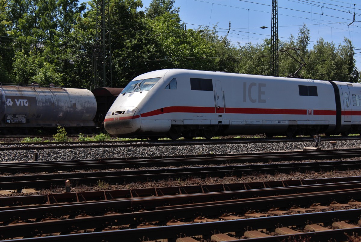 Bild 077:
Am 14.06.2015 war ICE-Tz 0106  Itzehoe  als ICE 1025 von Hamburg nach Frankfurt unterwegs. Hier u sehen ist der  nicht zählend Kopf  401 506-1 bei der Vorbeifahrt am DB Museum Koblenz-Lützel.