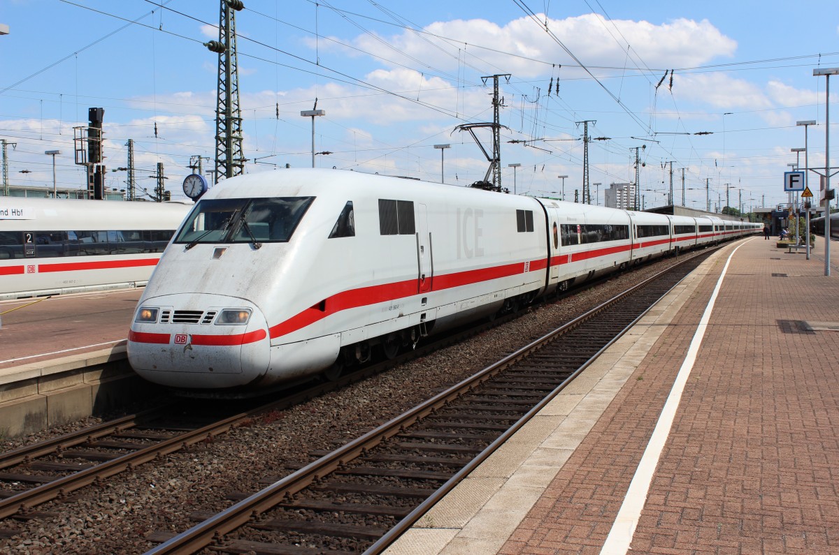 Bild 078:
Am 10.06.2015 war ICE-Tz 060  Mlheim/Ruhr  als ICE 1025 von Hamburg nach Frankfurt unterwegs. Hier zu sehen ist der Zug mit dem  nicht zhlenden Kopf  401 560-8 an der spitze beim Halt in Dortmund Hbf