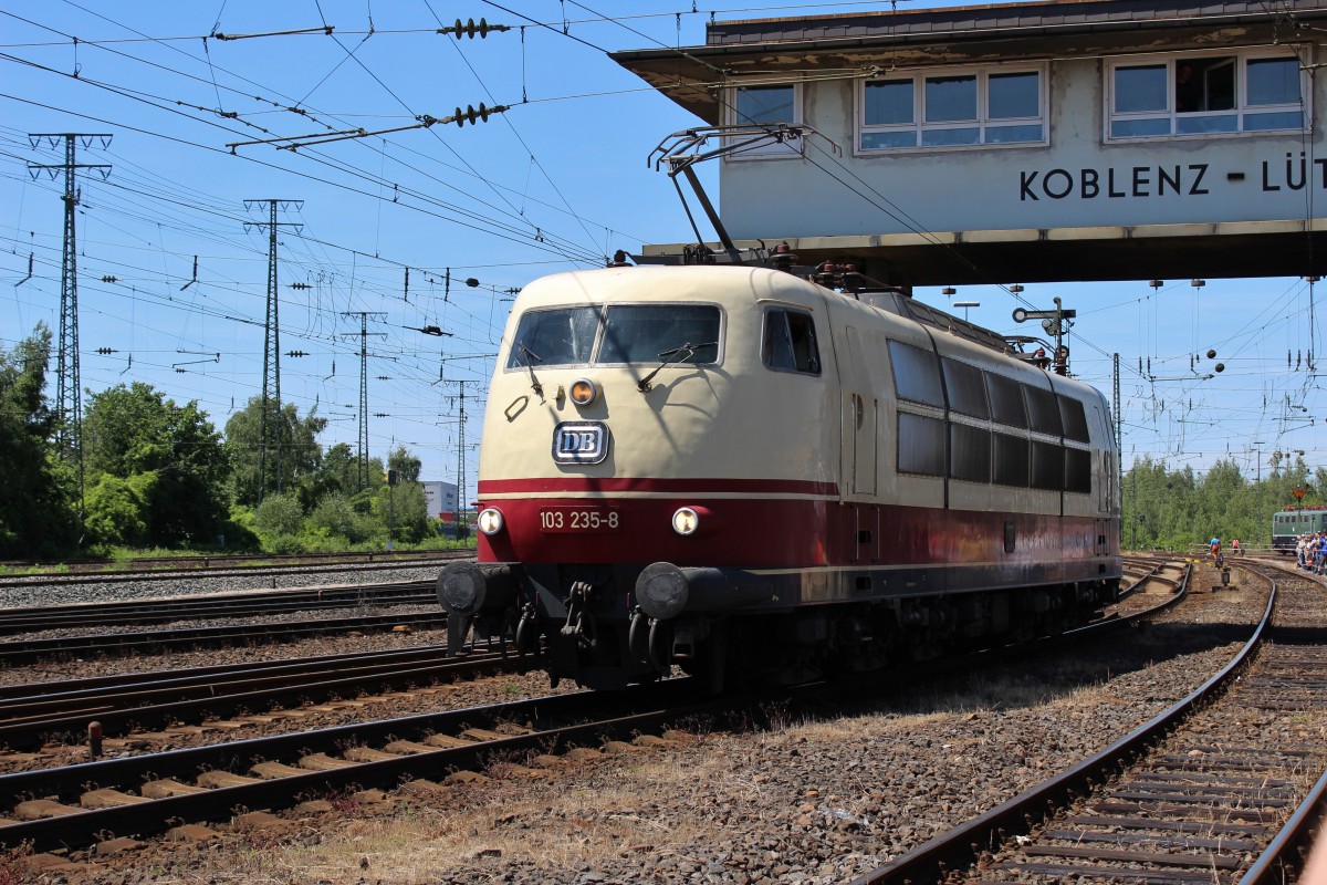 Bild 083:
Bei der Fahrzeugparade in Koblenz-Lützel am 14.06.2015 war auch die noch bis 2014 im IC Verkehr laufende 103 235-8 zu sehen, die hier einen kurzen Halt für die Fotografen einlegt.
