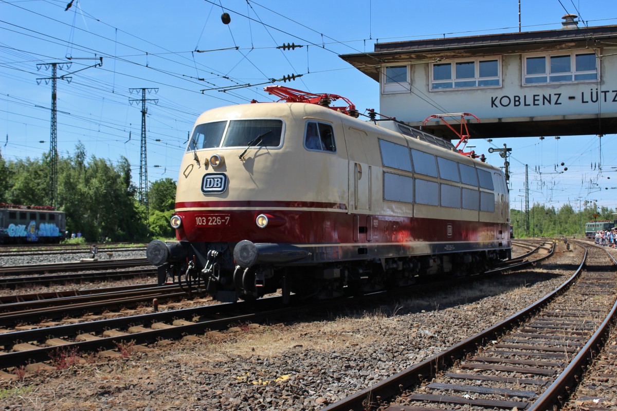 Bild 084:
Wie frisch vom Band gelaufen präsentiert sich 103 226-7 bei der Fahrzeugparade im DB Museum Koblenz-Lützel am 14.06.2015.