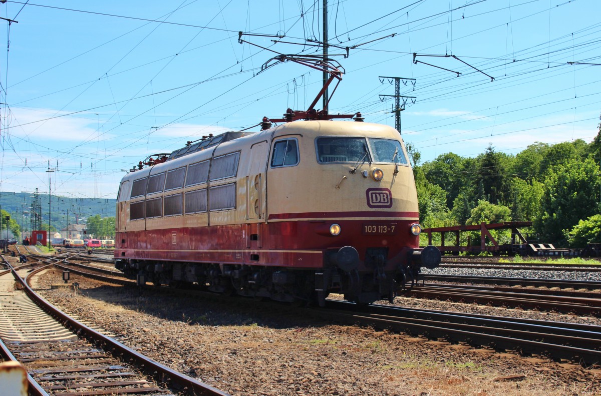 Bild 085:
Ebenfalls mit dabei bei der Fahrzeugparade in Koblenz-Lützel am 14.06.2015 war die noch im IC-Verkehr fahrende 103 113-7, die hier an der Zuschauermenge vorbei in Richtung der im Hintergrund wartenden Kolleginnen rollt.