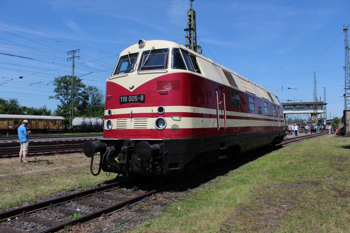 Bild 086:
Am 14.06.2015 war die ehemalige Diesellok der Reichsbahn mit der Nummer 118 005-8 im DB Museum Koblenz-Lützel abgestellt.
