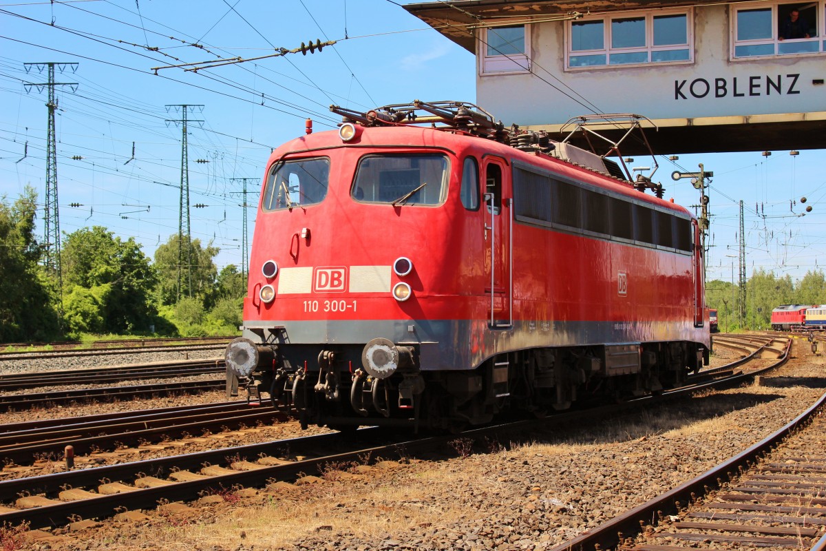 Bild 087:
Den Auftakt bei der Fahrzeugparade in Koblenz-Lützel am 14.06.2015 machte 110 300-1. Diese Lok wurde 1963 mit Schnellfahr-Drehgestellen ausgestattet und konnte damit 200 km/h erreichen.