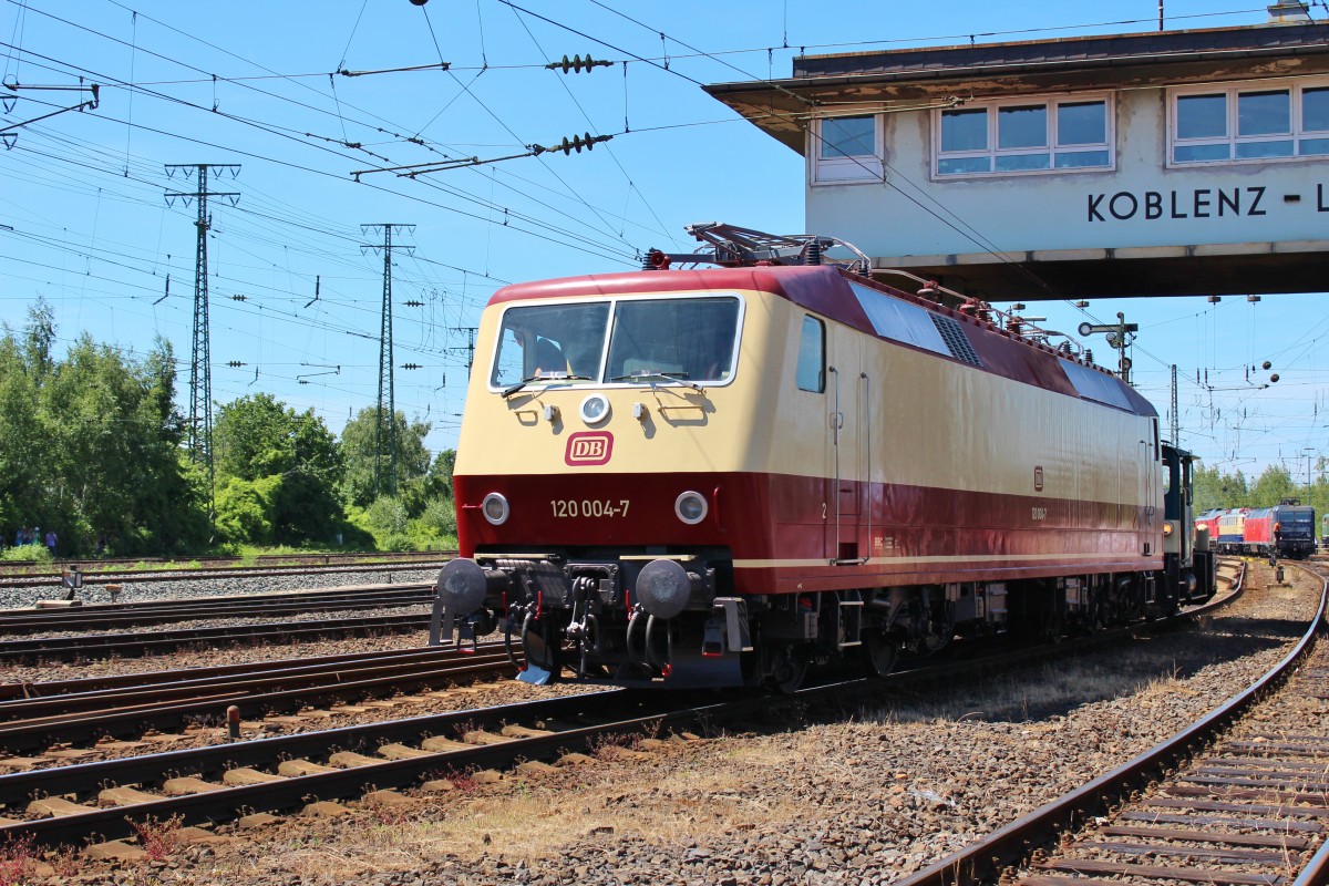 Bild 089:
Die Fahrzeugparade in Koblenz-Lützel am 14.06.2015 wurde mit 120 004-7 beendet, die von einer Köf in Position geschoben und wieder ins Weichenvorfeld zurückgezogen wurde.