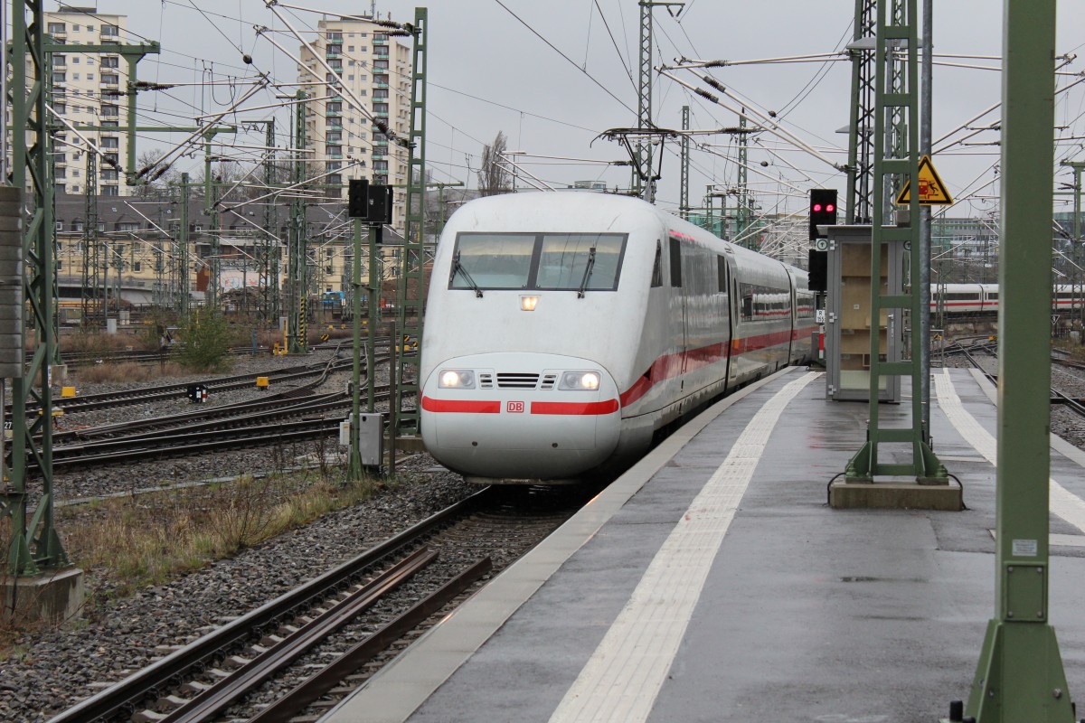 Bild 093:
Am 02.04.2015 war ICE-Tz 0103 als ICE 597 von Berlin nach München unterwegs. Hier zu sehen ist der  nicht zählende Kopf  401 503-8 bei der Einfahrt in Stuttgart Hbf