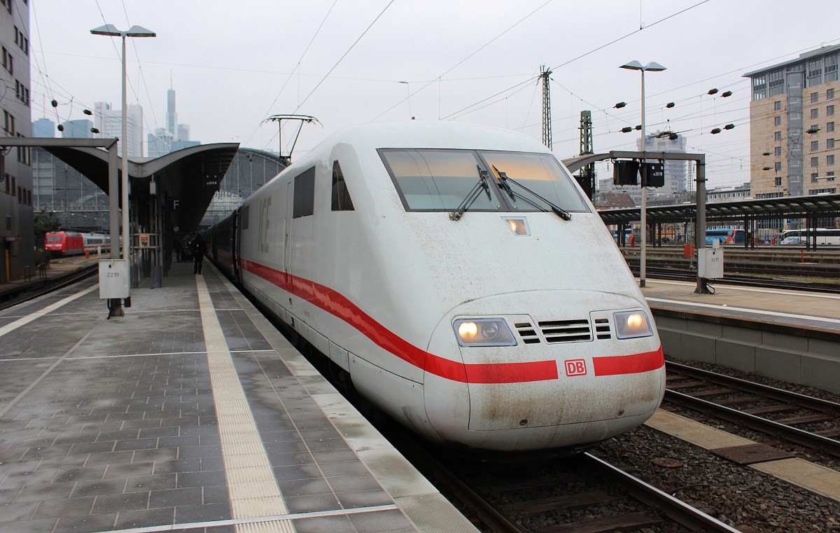 Bild 094:
Am 24.01.015 war ICE-Tz 0175 als ICE 76 von Zürich nach Kiel unterwegs. Hier zu sehen ist der  Zählende Kopf  401 075-7 beim Halt in Frankfurt Hbf