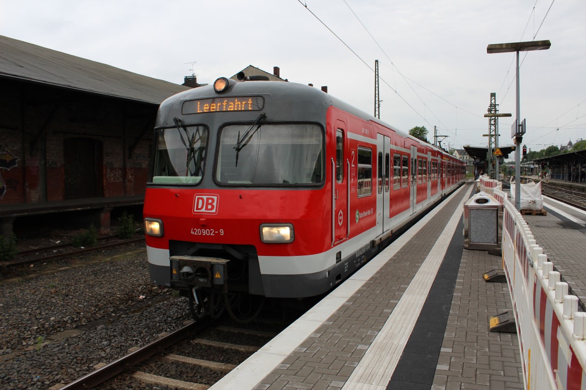Bild 095:
Am 19.06.2015 war der ET 420 402 als S1-Verstärker von Düsseldorf nach Solingen unterwegs. Hier zu sehen ist der Triebzug mit dem Kopf 420 902-9 in Front bei der Ausfahrt aus Solingen Hbf als Leerfahrt zurück nach Düsseldorf.