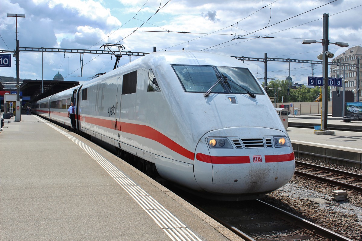 Bild 098:
Am 09.07.2015 war ICE-Tz 0188  Hildesheim  als ICE 5 von Frankfurt nach Zürich unterwegs. Hier steht der  zählende Kopf  401 088-0 in  Zürich HB
