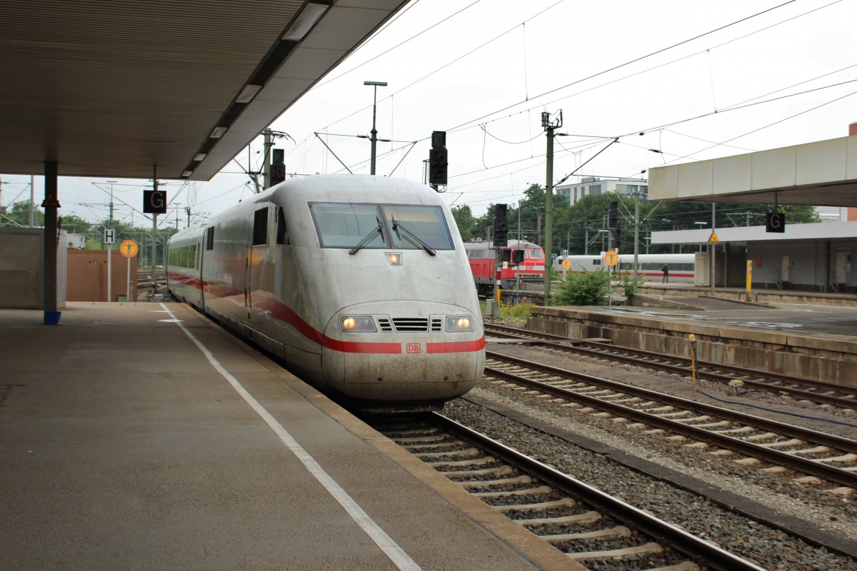 Bild 101:
Am 13.07.2015 war ICE-Tz 0108  Lichtenfels  als ICE 575 von Hamburg nach Stuttgart unterwegs. Hier fährt der Zug mit dem  nicht zählenden Kopf  401 508-8 in Front in Hannover Hbf ein.