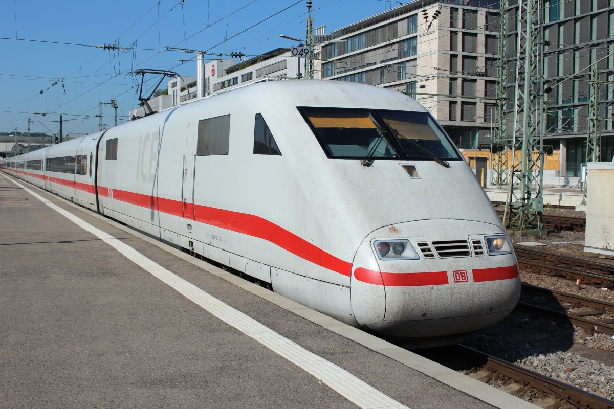 Bild 104:
Am 10.07.2015 war ICE-Tz 0117  Hof  als ICE 770 von Stuttgart nach Hamburg unterwegs. Hier zu sehen ist der  zählende Kopf  401 017-9 kurz vor der Abfahrt in Stuttgart Hbf.