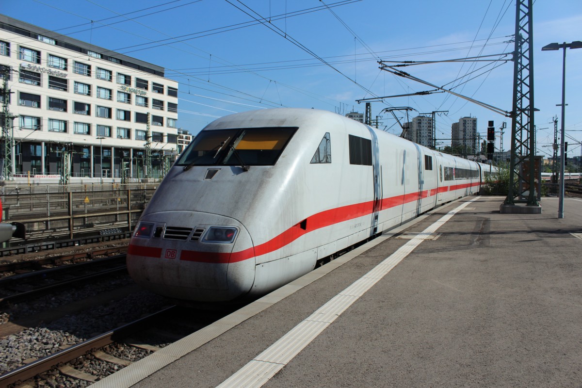 Bild 105:
Am 10.07.2015 war ICE-Tz 0117  Hof  als ICE 770 von Stuttgart nach Hamburg unterwegs. Hier zu sehen ist der  nicht zählende Kopf  401 517-9 bei der Abfahrt in Stuttgart Hbf.