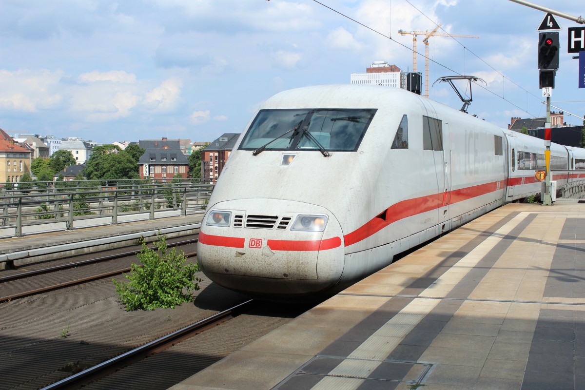 Bild 106:
Am 16.07.2015 war ICE-Tz 0107  Plattling  als ICE 691 von Berlin nach München unterwegs. Hier zu sehen ist der  nicht zählende Kopf  401 507-9 bei der Einfahrt in Berlin Hbf