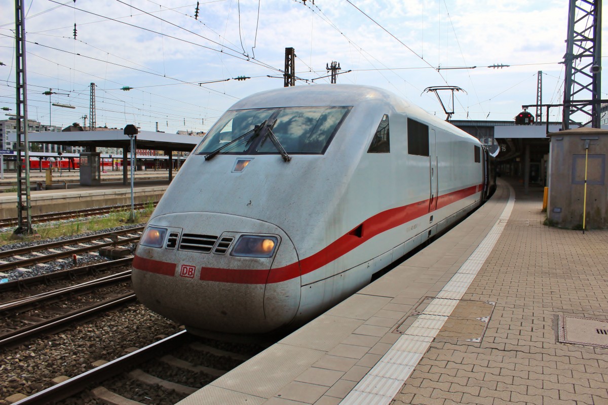 Bild 108:
Am 18.07.2015 war ICE-Tz 0162  Gneisenheim/Rheingau  als ICE 598 von München nach Berlin unterwegs. Hier zu sehen ist der  zählende Kopf  401 062-5 kurz vor der Abfahrt in München Hbf.