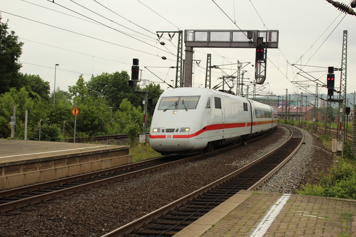 Bild 111:
Am 13.07.2015 war ICE-Tz 0185  Freilassing  als ICE 77 von Hamburg nach Zürich unterwegs. Hier zu sehen ist der  nicht zählende Kopf  401 585-6 bei der Einfahrt in Göttingen