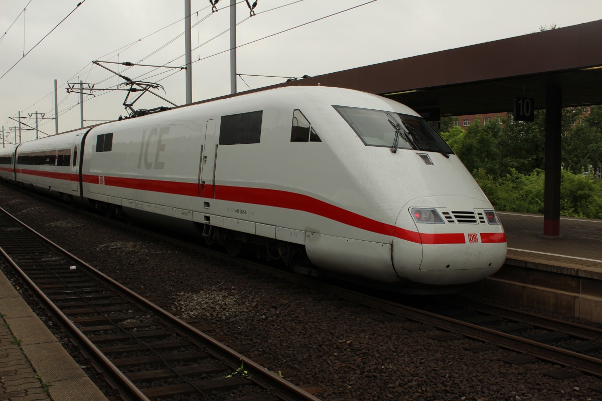 Bild 112:
Am 13.07.2015 war ICE-Tz 0185  Freilassing  als ICE 77 von Hamburg nach Zürich unterwegs. Hier zu sehen ist der  zählende Kopf  401 085-6 beim Halt in Göttingen