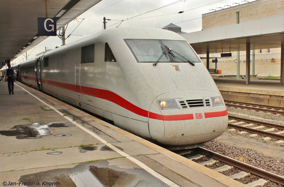 Bild 117:
Am 13.07.2015 war ICE-Tz 0165 als ICE 674 von Karlsruhe nach Kiel unterwegs. Hier zu sehen ist der  zählende Kopf  401 065-6 beim Halt in Hannover Hbf.