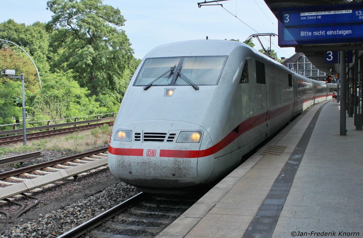 Bild 119:
Am 02.08.2015 war ICE-Tz 0189 als ICE 78 von Zürich nach Hamburg unterwegs. Hier fährt der  zählende Kopf  401 089-7 in Hamburg Dammtor ein.