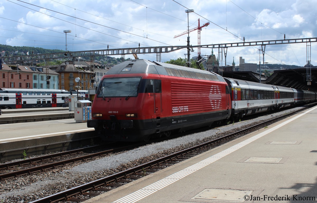 Bild 124:
Am 09.07.2015 zog die Lok 2000 460 110-0 ihren EC aus dem Hauptbahnhof Zürich.