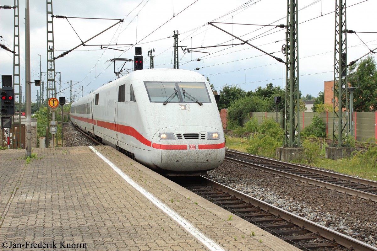 Bild 127:
Am 13.07.2015 war ICE-Tz 0106  Itzehoe  als ICE 882 von München nach Hamburg unterwegs. Hier fährt der  zählende Kopf  401 006-2 an der Spitze des Zuges in Göttingen ein.