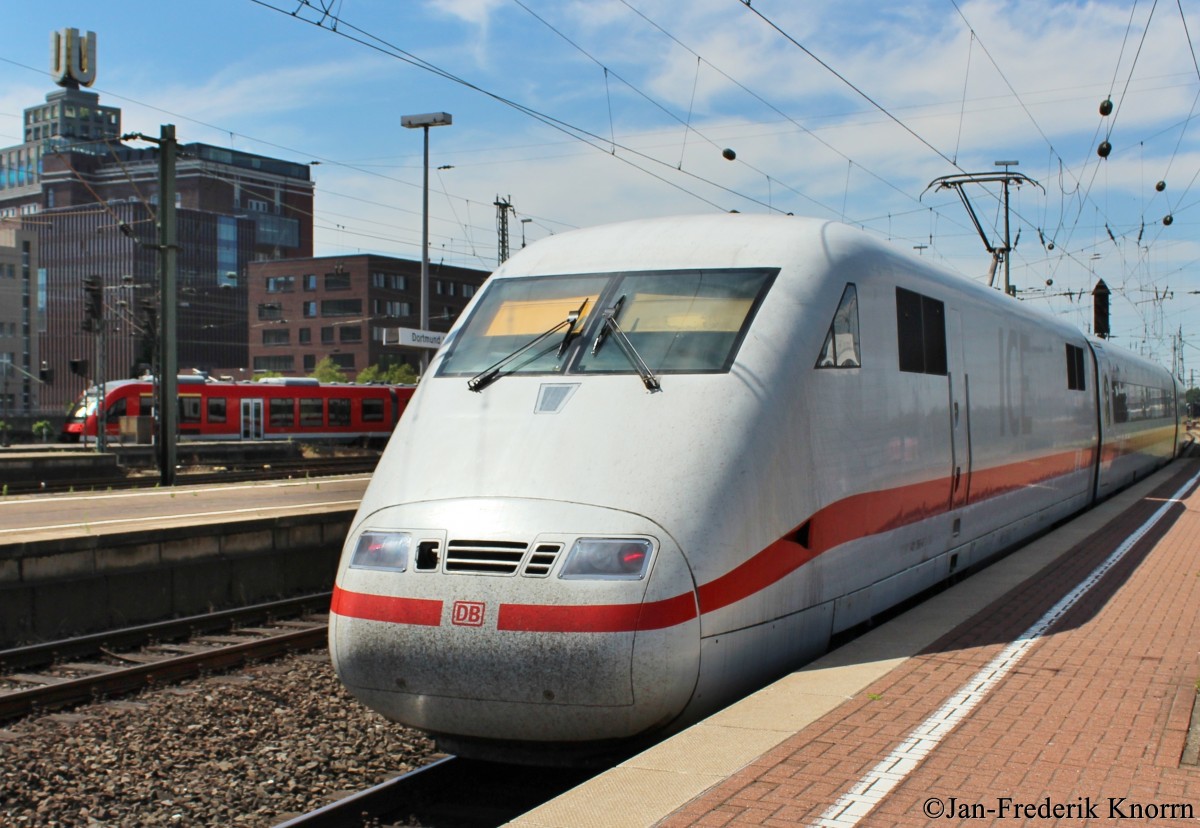 Bild 133:
Am 01.07.2015 war ICE-Tz 0166  Gelnhausen  als ICE 1025 von Hamburg nach Frankfurt unterwegs. Hier fährt der  zählende Kopf  401 066-6 aus dem Dortmunder Hbf.