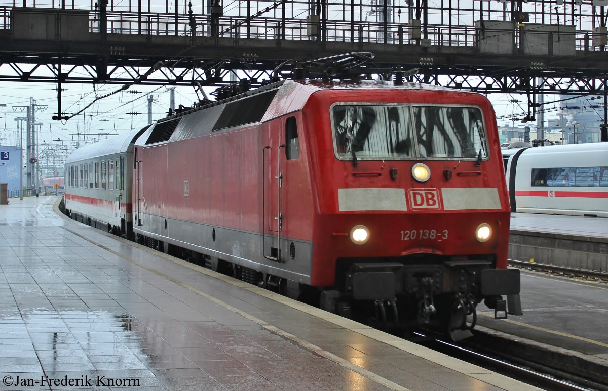 Bild 136:
Am 15.10.2015 bespannte 120 138-3 einen IC von Köln nach Emden. Hier fährt die Lok in den Hauptbahnhof Köln ein.