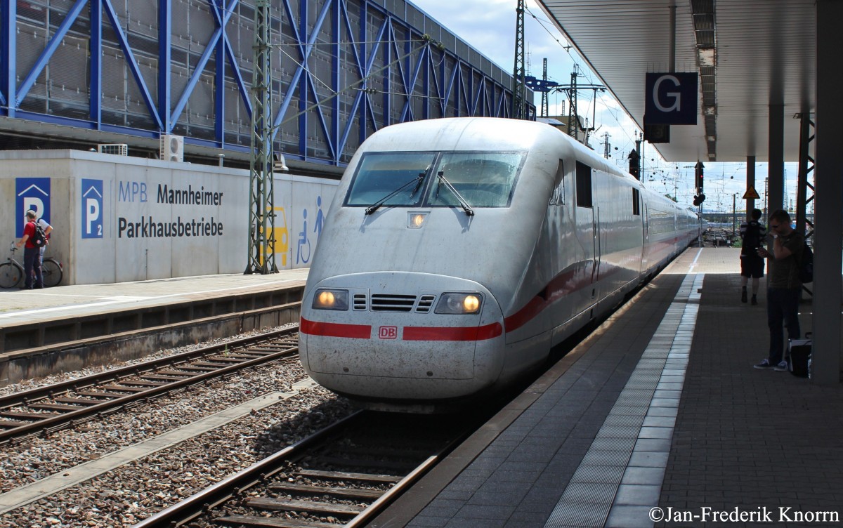 Bild 141:
Am 25.07.2015 war ICE-Tz 0171  Heusenstamm  als ICE 690 von München nach Berlin unterwegs. Hier zu sehen ist der  nicht zählende Kopf  401 571-6 bei der Einfahrt in Mannheim Hbf.