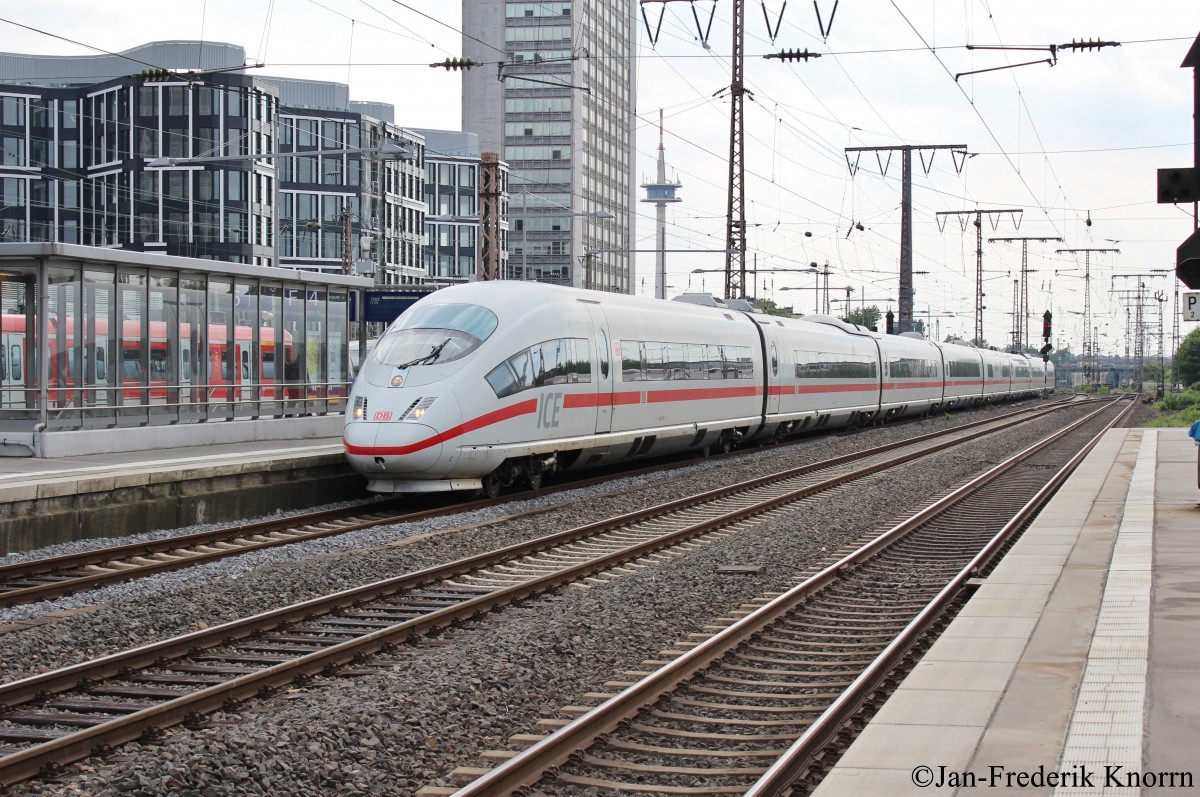 Bild 145:
Am 27.05.2015 war ICE-Tz 0329 als ICE 728 von Mnchen nach Dortmund unterwegs. Hier fhrt der Zug in den Essener Hbf ein und hat seinen Zielort bald erreicht. An der Spitze ist 403 529.